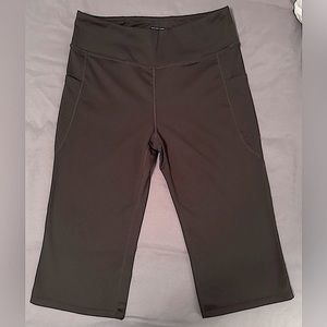 Black Capri Yoga Pants